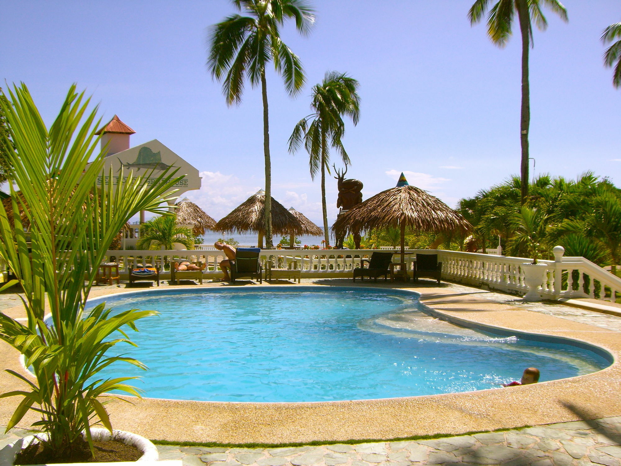 Whispering Palms Island Resort Баколод Экстерьер фото